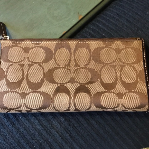Coach Signature Wallet - Picture 7 of 8
